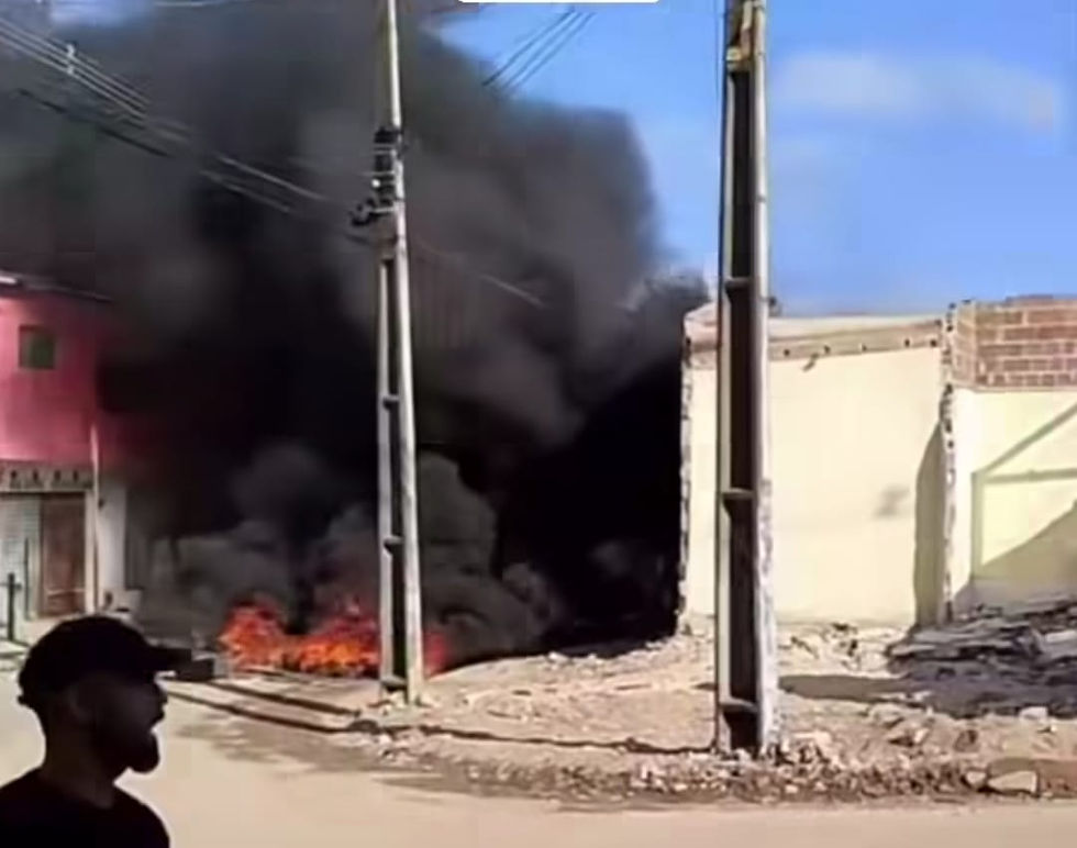 Moradores do Pajuçara protestam contra derrubada de casas em área pública na Zona Norte de Natal. | Foto: Reprodução/@znnewss