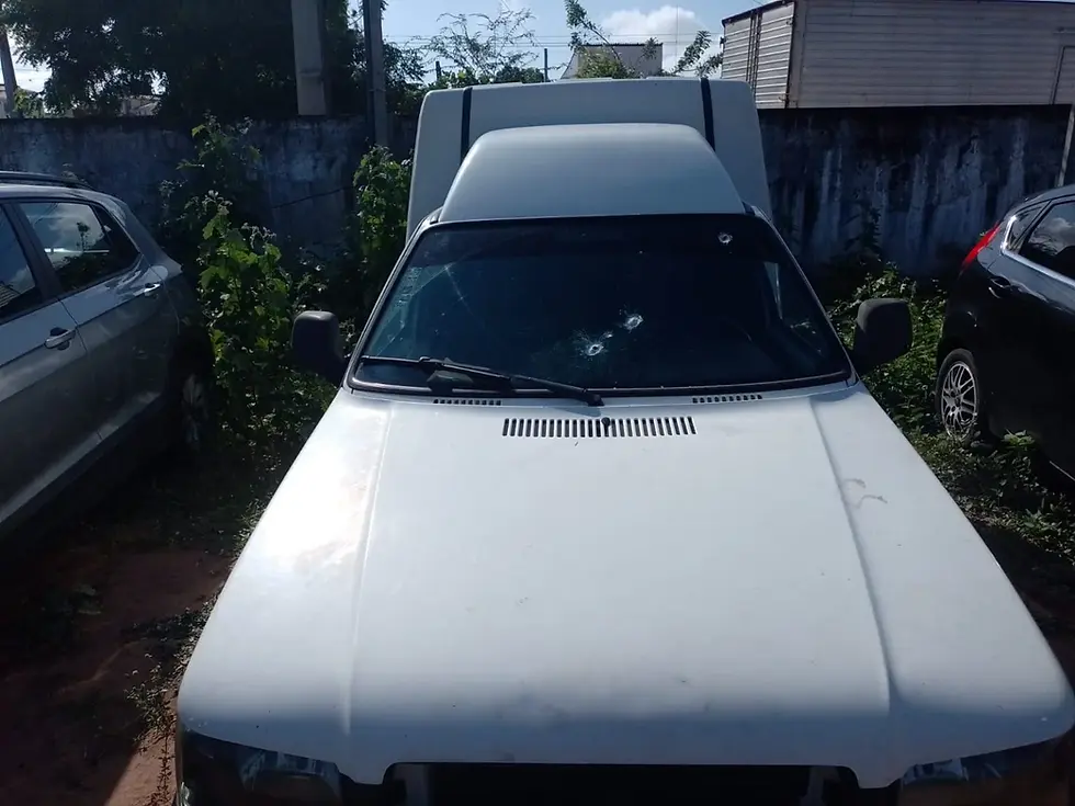 Polícia realiza apreensão de 700kg de cocaína em caminhonete Fiat Fiorino na Praia da Redinha, em Natal. | Foto: Maurício Teixeira/TV Ponta Negra