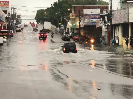 Chuva intensa em Natal ultrapassa 80 mm e causa alagamentos em diversos bairros