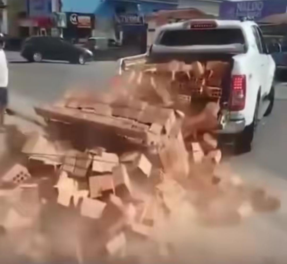 Acidente de caminhonete 4x4 interrompe entrega de carga e alerta para riscos de sobrecarga. | Foto: Reprodução/@blogmauriciogurgel