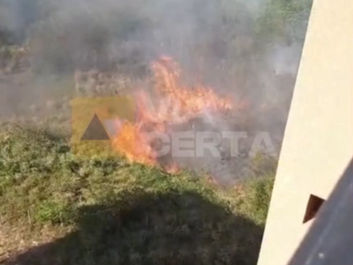 Incêndio atinge área de mata e mobiliza Corpo de Bombeiros na zona Sul de Natal