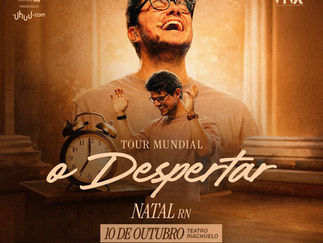 Evangelista Deive Leonardo durante apresentação da Tour “O Despertar” em evento de fé no Teatro Riachuelo Natal, reunindo público em momento de reflexão e espiritualidade.