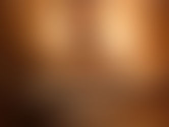 Evangelista Deive Leonardo durante apresentação da Tour “O Despertar” em evento de fé no Teatro Riachuelo Natal, reunindo público em momento de reflexão e espiritualidade.