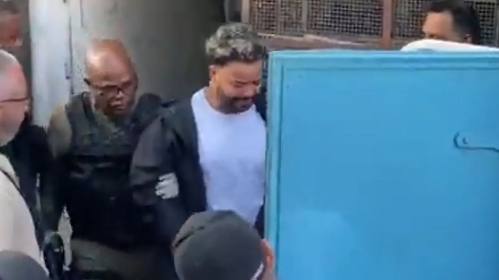 Hytalo Santos e marido deixam cadeia em Carapicuíba chorando e são transferidos para presídio em São Paulo