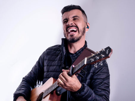 Cantor Stéfanno Dias assina contrato com a Nova Fase Music e promete novos singles para 2024