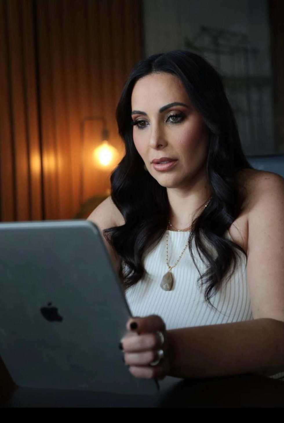 Alopecia em adolescentes acende alerta sobre impactos emocionais e a busca por soluções definitivas