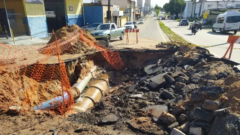 Rompimento de tubulação abre cratera na Zona Oeste de Natal e interrompe abastecimento em 10 bairros