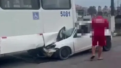 Motorista fica gravemente ferido após colisão com ônibus em Nova Parnamirim