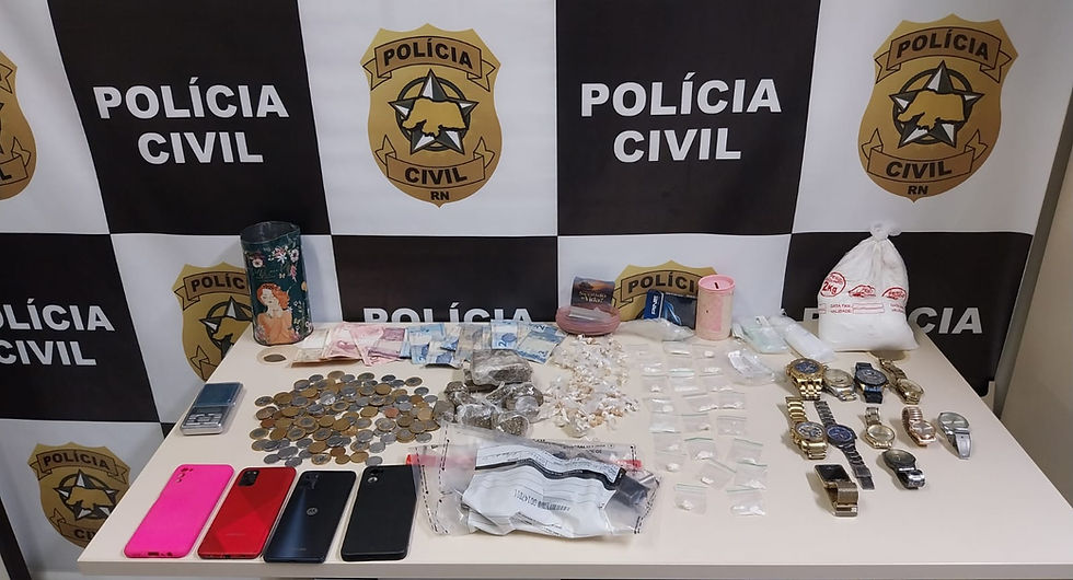 Materiais apreendidos na operação incluem armas, drogas e veículos ligados a roubos em Natal. | Foto: Divulgação/PCRN