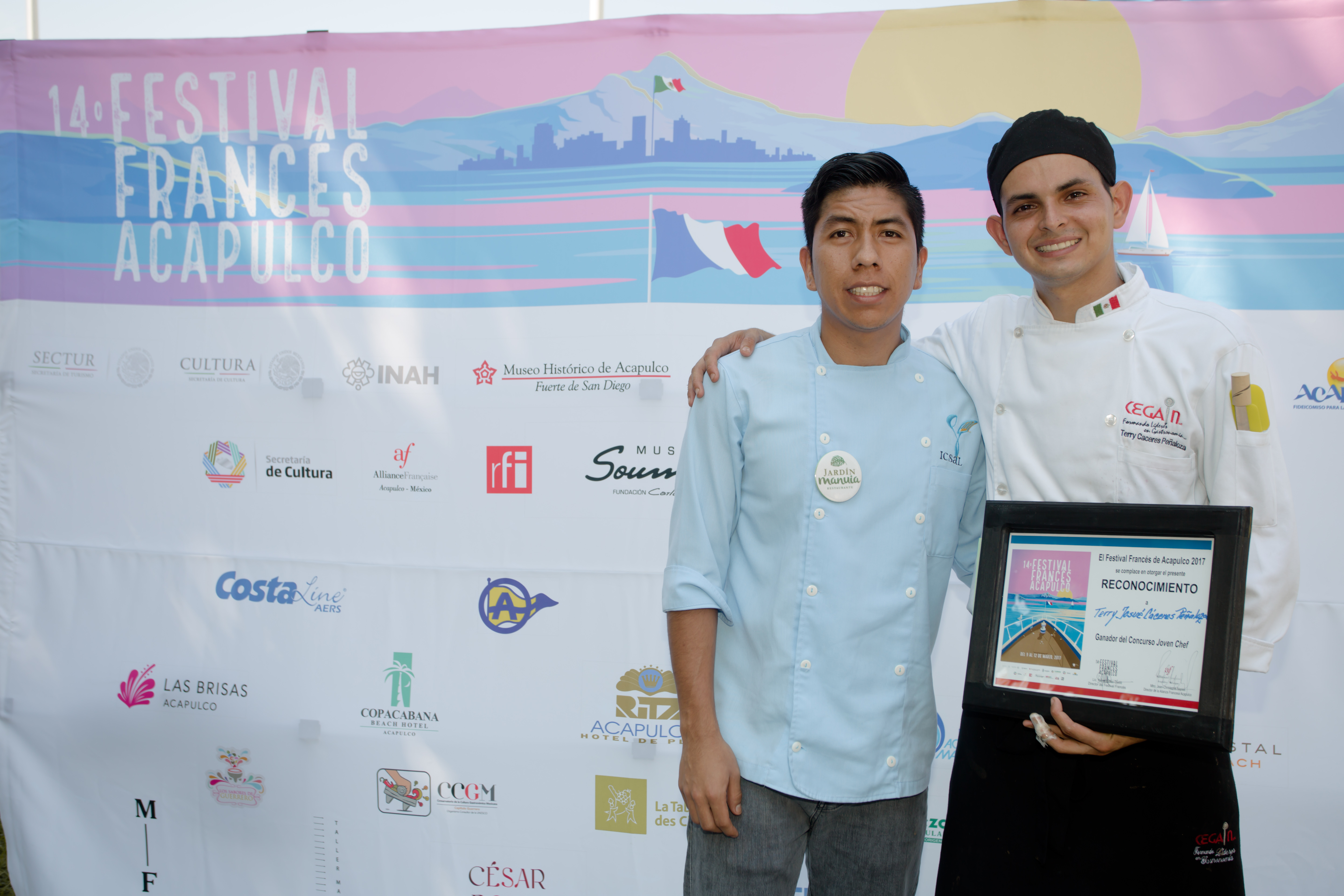 Ali Jaimes con Terry Cseres el nuevo ganador del Concurso de Joven Chef.jpg