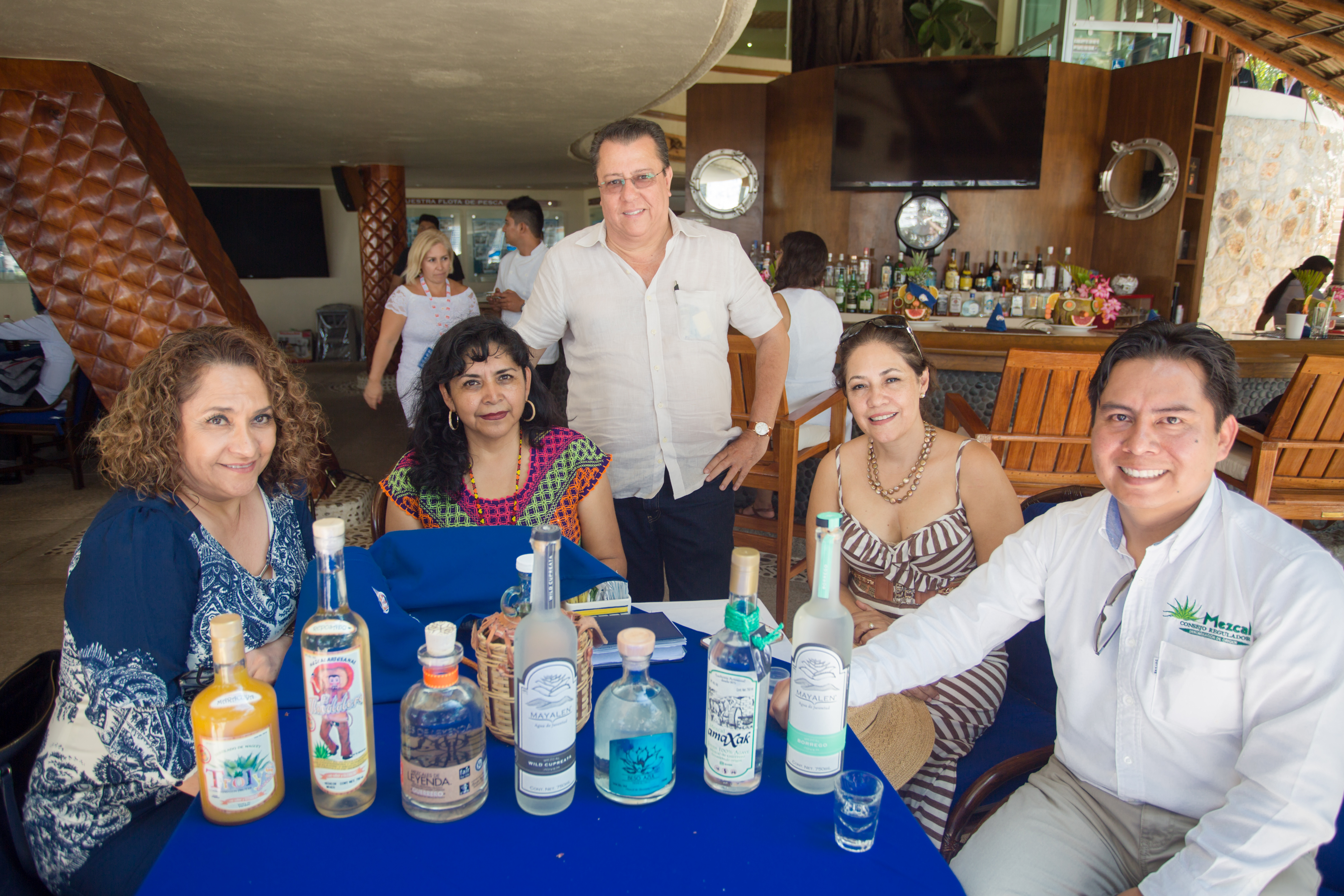 Presentadores en la cata de mezcal