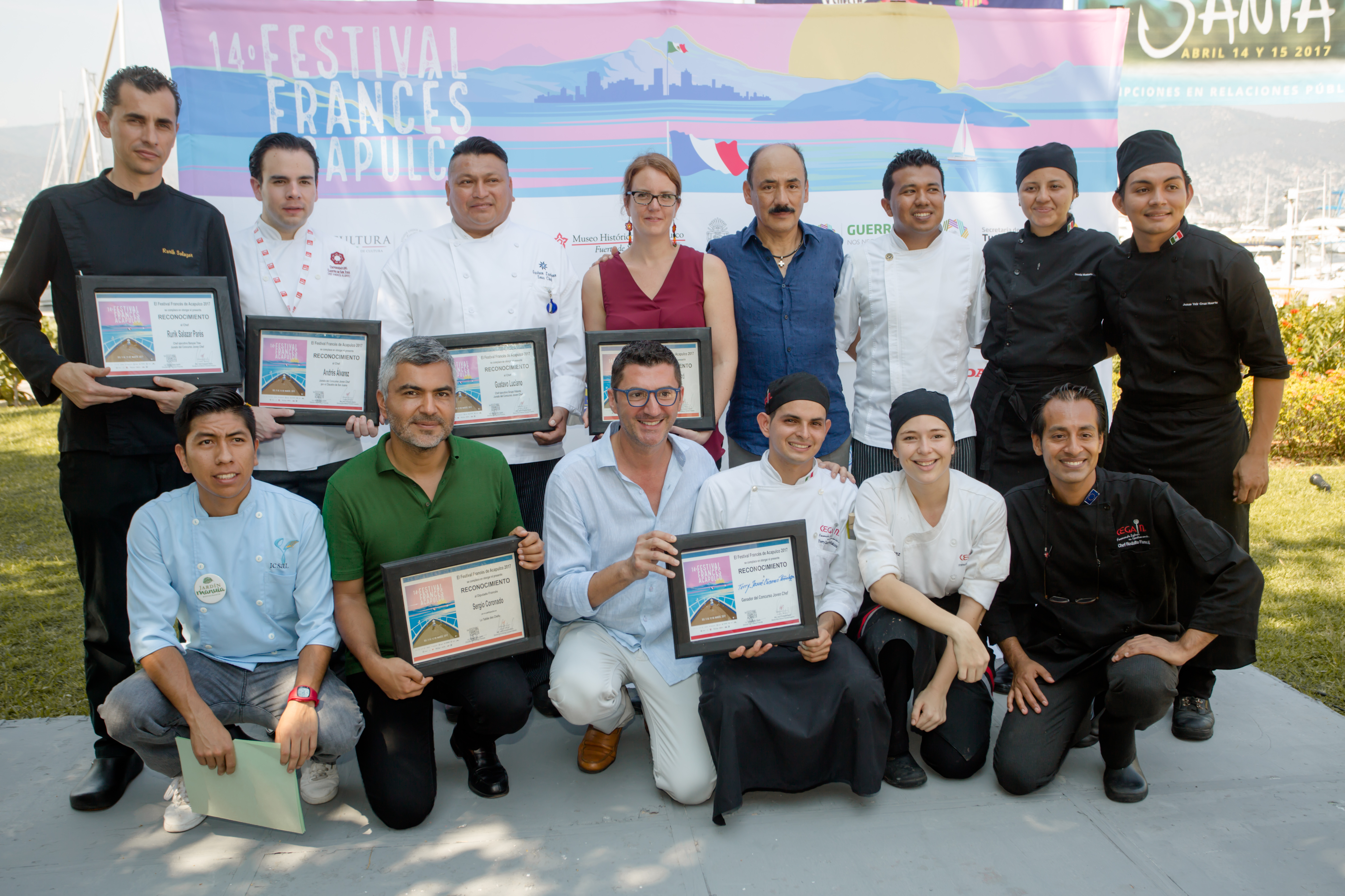 Entrega de reconocimientos a jurado, ganador y participantes de panel