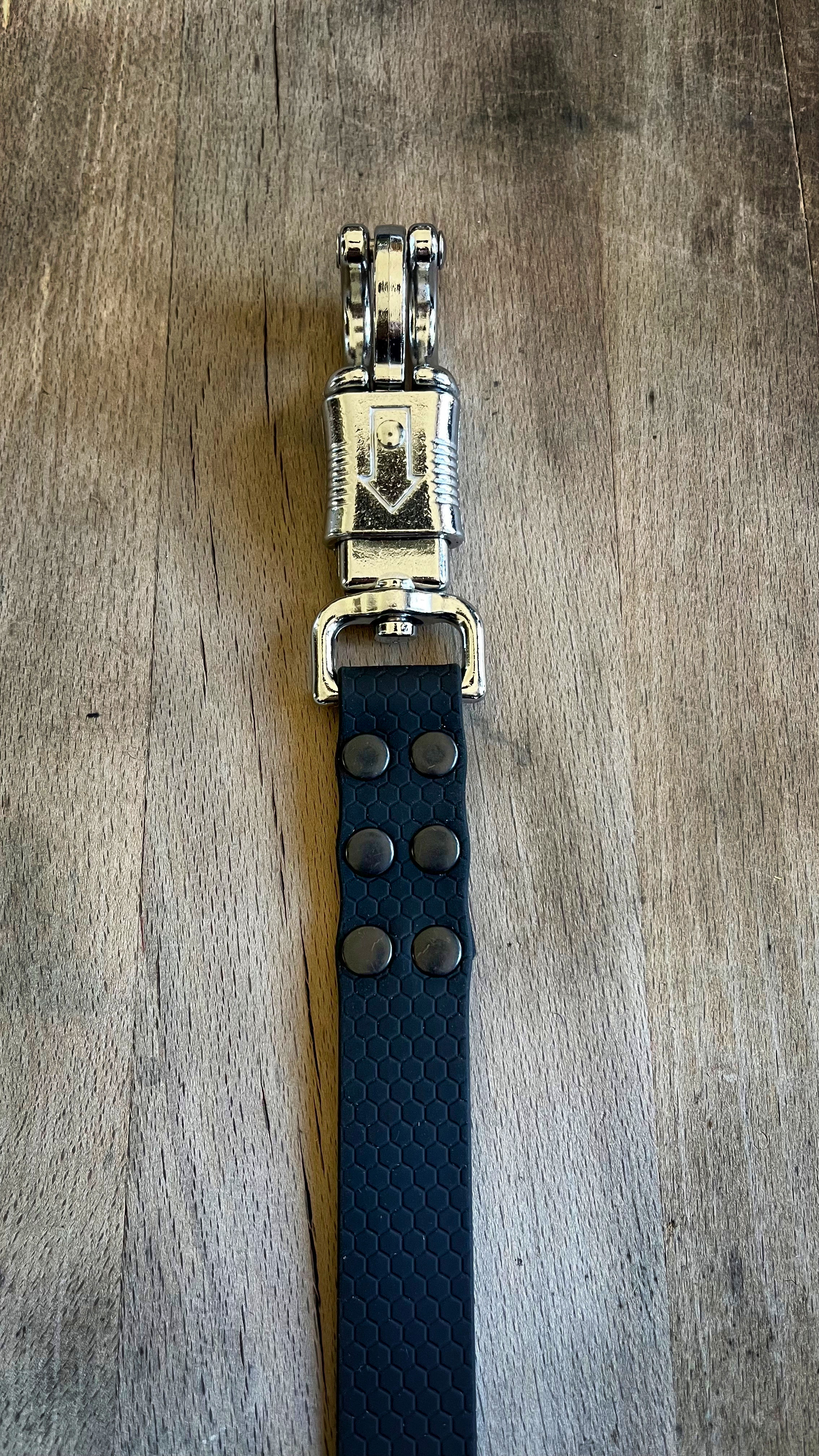 Laisse sangle enduite 1m20 avec mousqueton anti panique