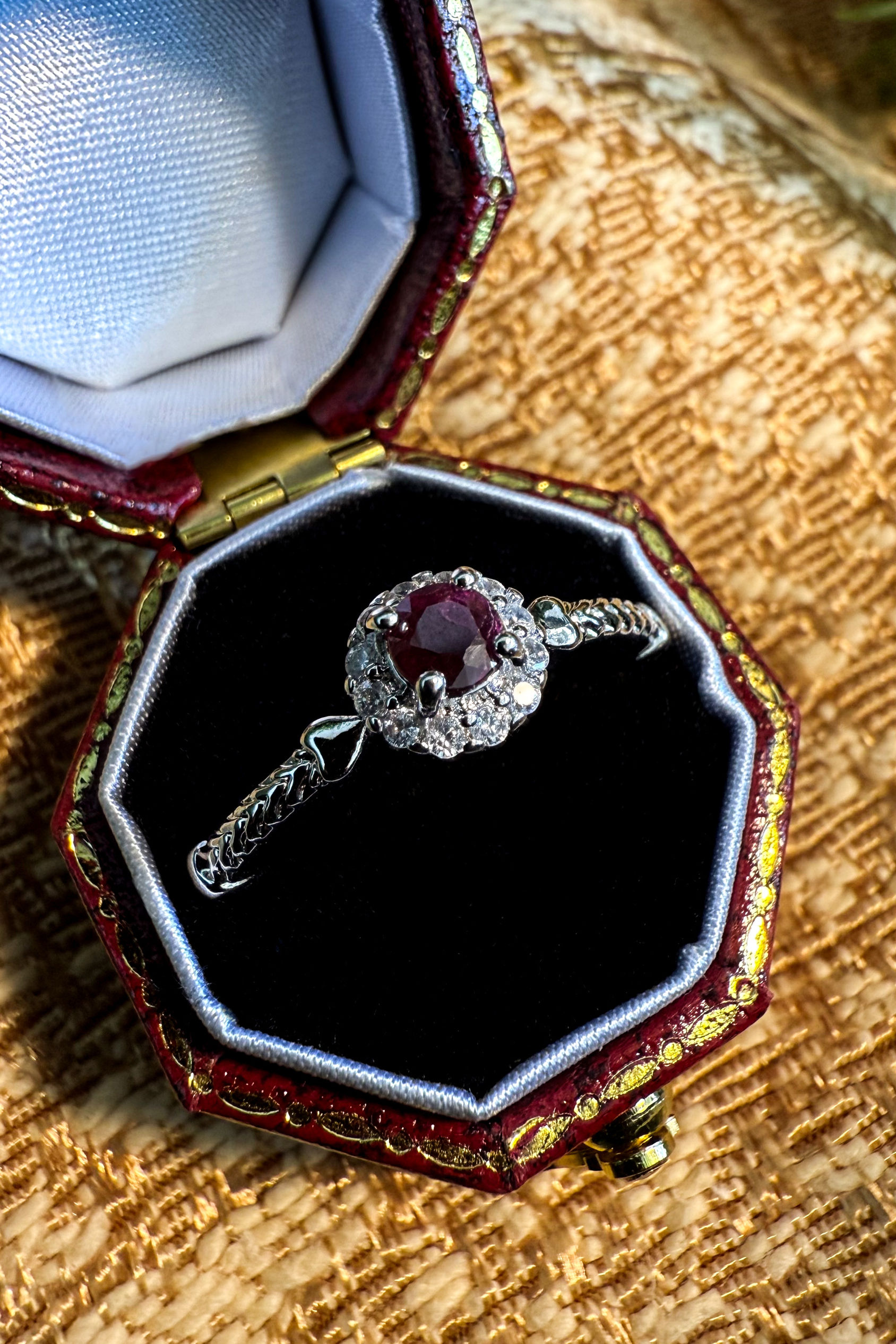 Rubin ring | med Moissanit