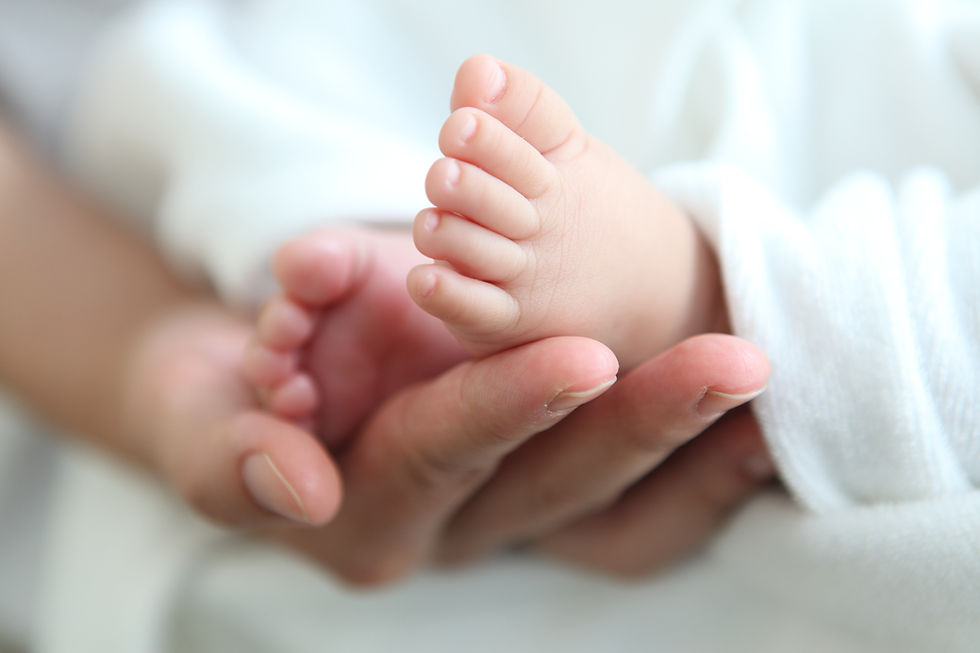 Baby's voet vastgehouden