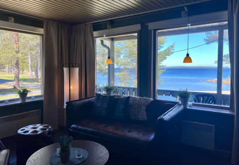 View of the beach from the main room in a cabin at Brändön Lodge