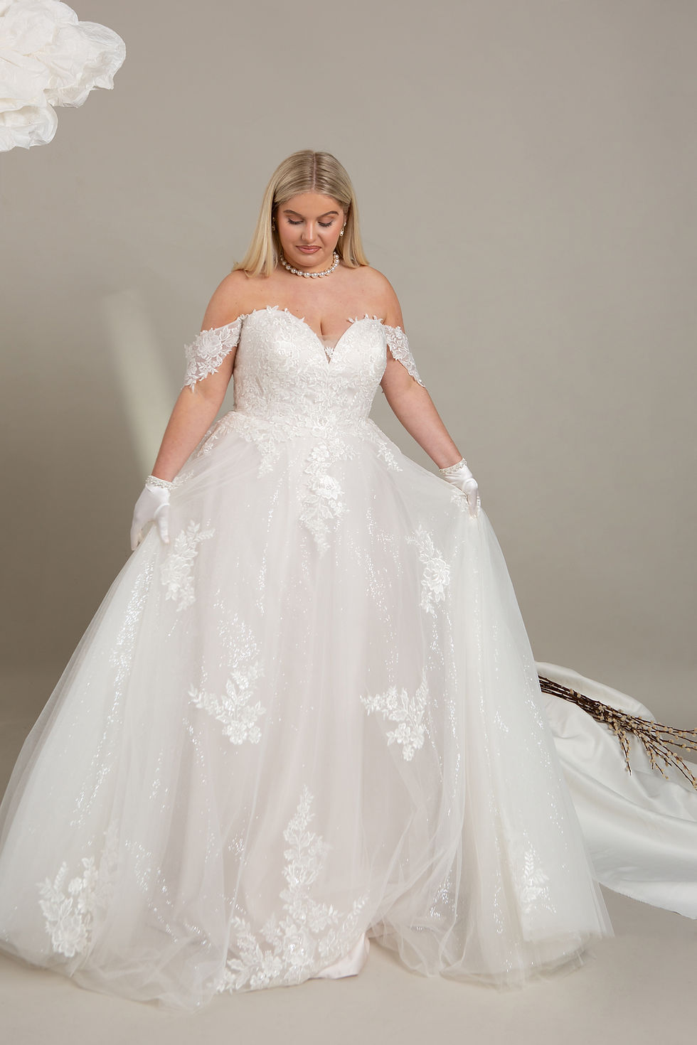 Sweet heart neckline. Drop shoulder lace straps, A-line bridal gown.
