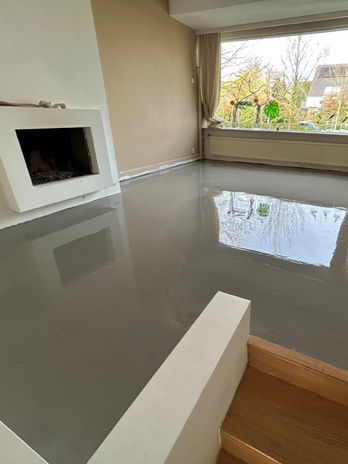 Betonvloer in de woonkamer die is geegaliseerd