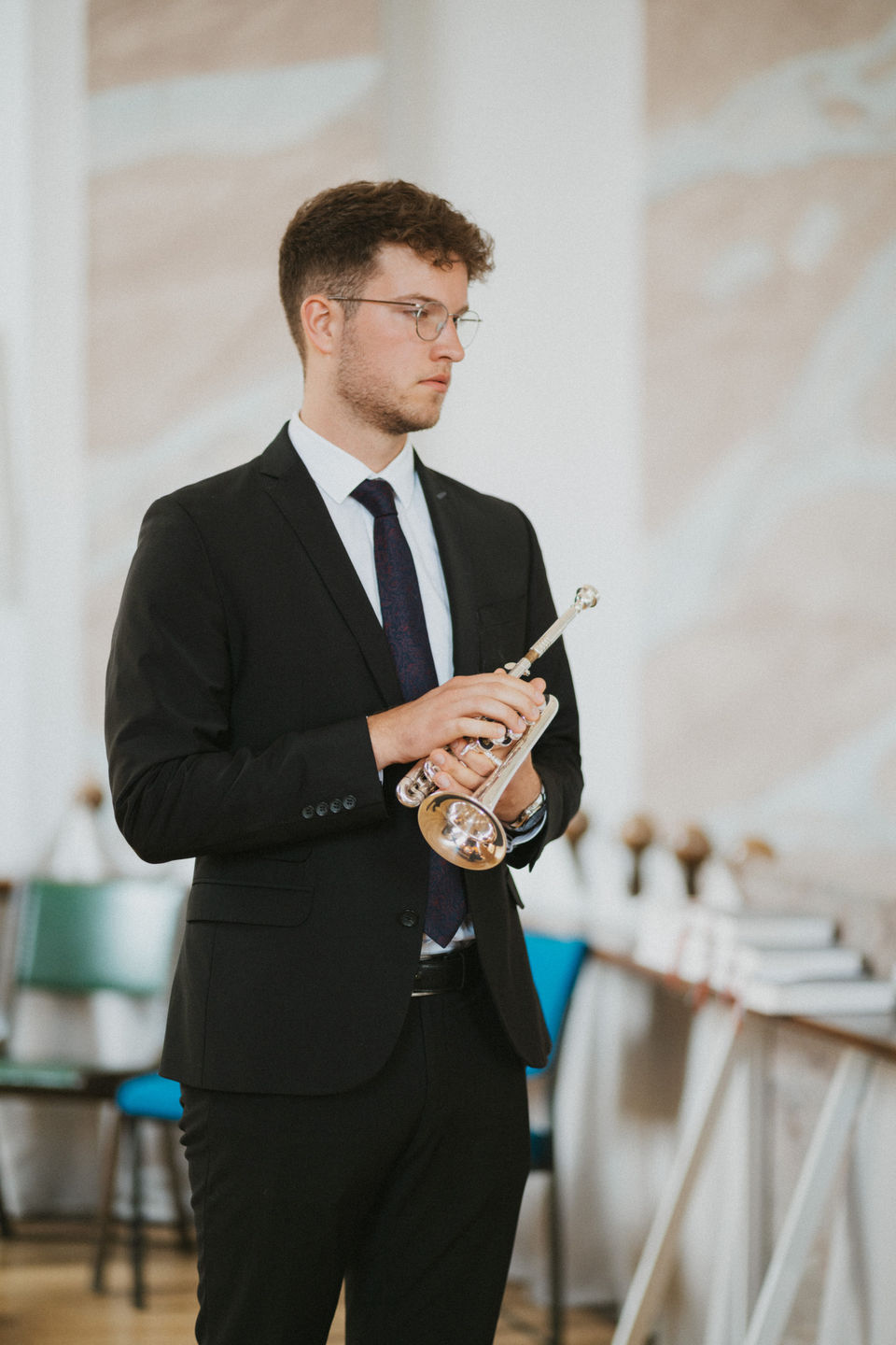 the band playing in the wedding