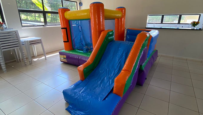 Aluguel Castelinho com Escorregador e Pula Pula Inflável para festa de aniversário e eventos em São Paulo, Barueri, ABC Paulista. Castelinho com Escorregador e Pula Pula Inflável com acionamento automático. Montado em Casa, Salão de Festas, Chácara, Sítio e Igrejas. Castelinho com Escorregador e Pula Pula Inflável Locação.