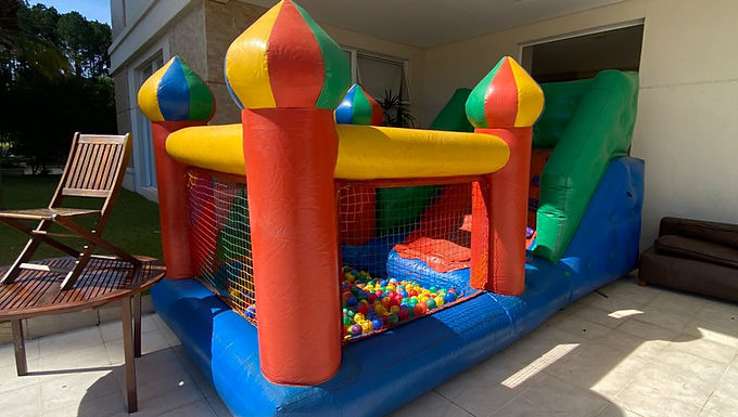 Locação de Castelinho com Escorregador e Pula Pula Inflável, seguro, ótimo custo benefício em relação a brinquedos infláveis, para Residência e Condomínio em São Paulo, Barueri e Alphaville...