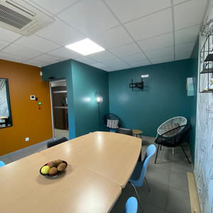 decoration refectoire entreprise bleu ocre papier peint signé L'inspiration by VB décoratrice d'intérieur sur le Bassin d'Arcachon 