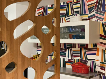 Création d'une séparation en bois entre le salon et la cuisine par L'inspiration by VB décoratrice d'intérieur sur le Bassin d'Arcachon