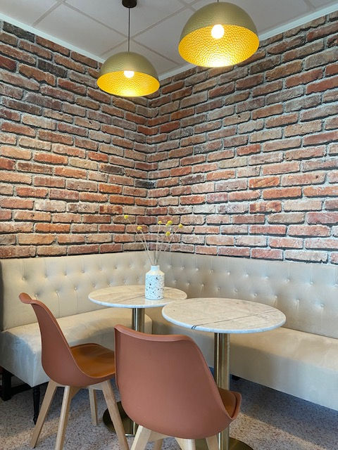 decoration refectoire entreprise banquette d'angle table ronde marbre suspension en métal