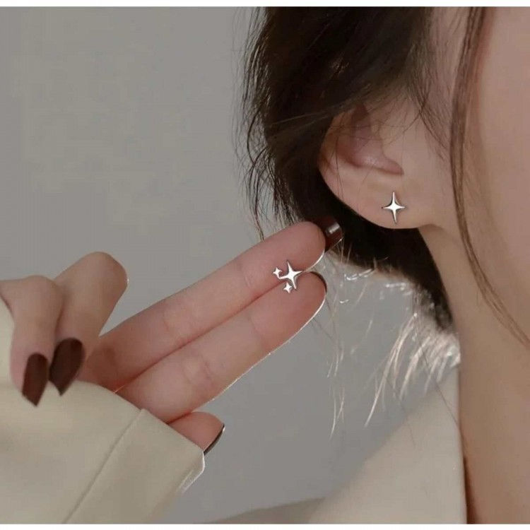 Zarif Minik Yıldız Çelik Küpe – Kararmaz Gümüş Kaplama, Minimalist Tasarım