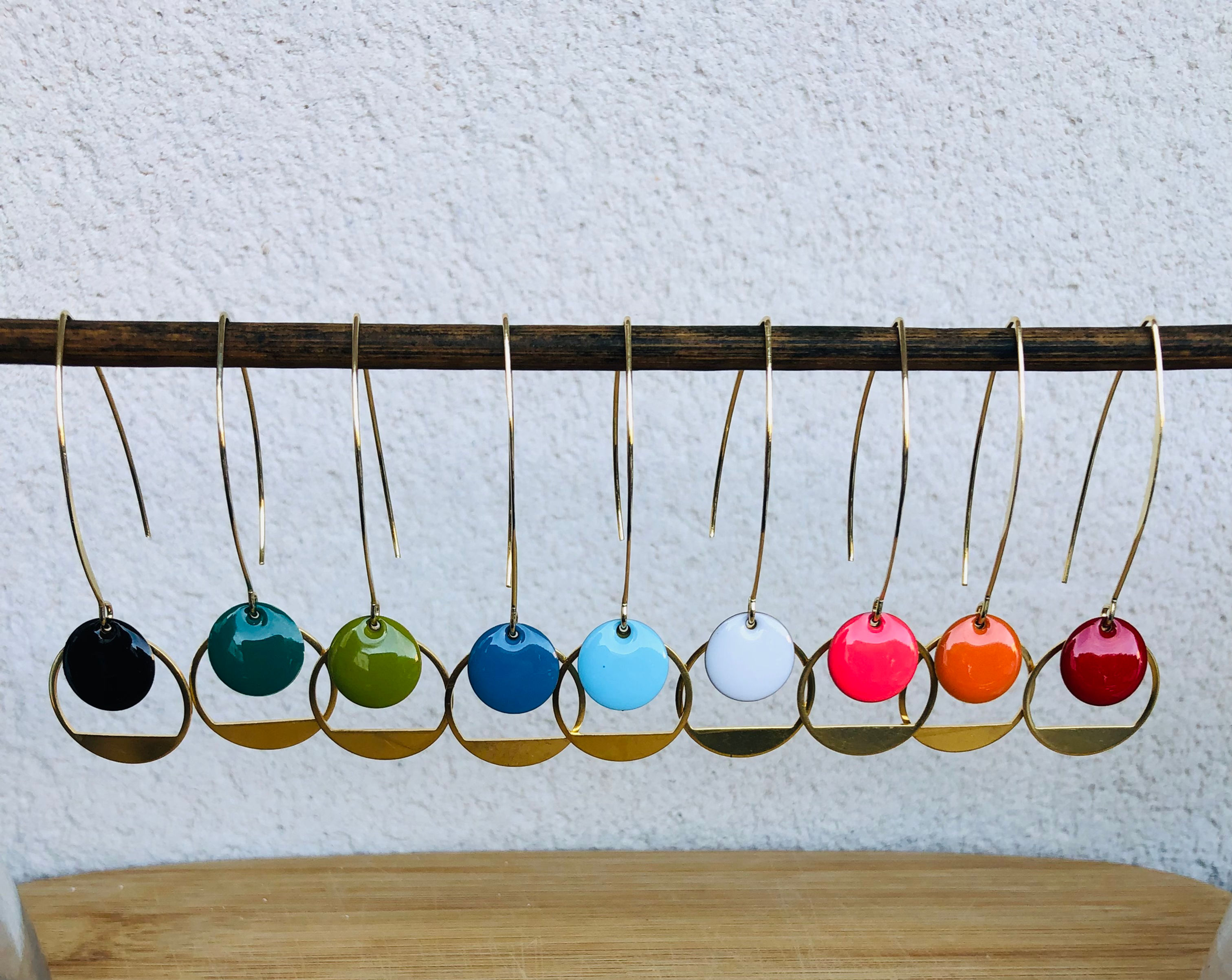 Crochets d’oreilles avec cercle évidé en métal et sequin émaillé