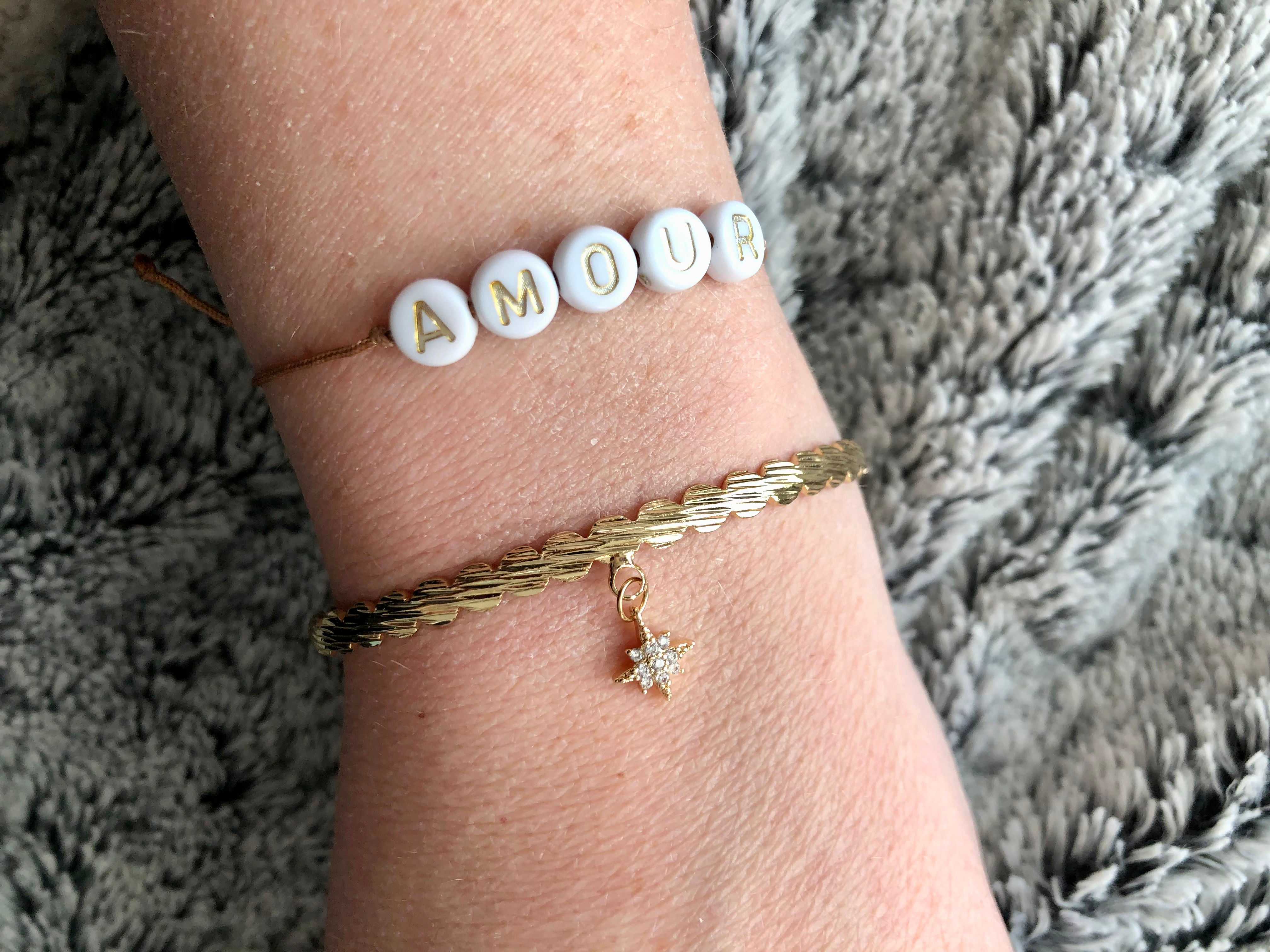 Bracelet jonc en métal doré et breloque étoile strass