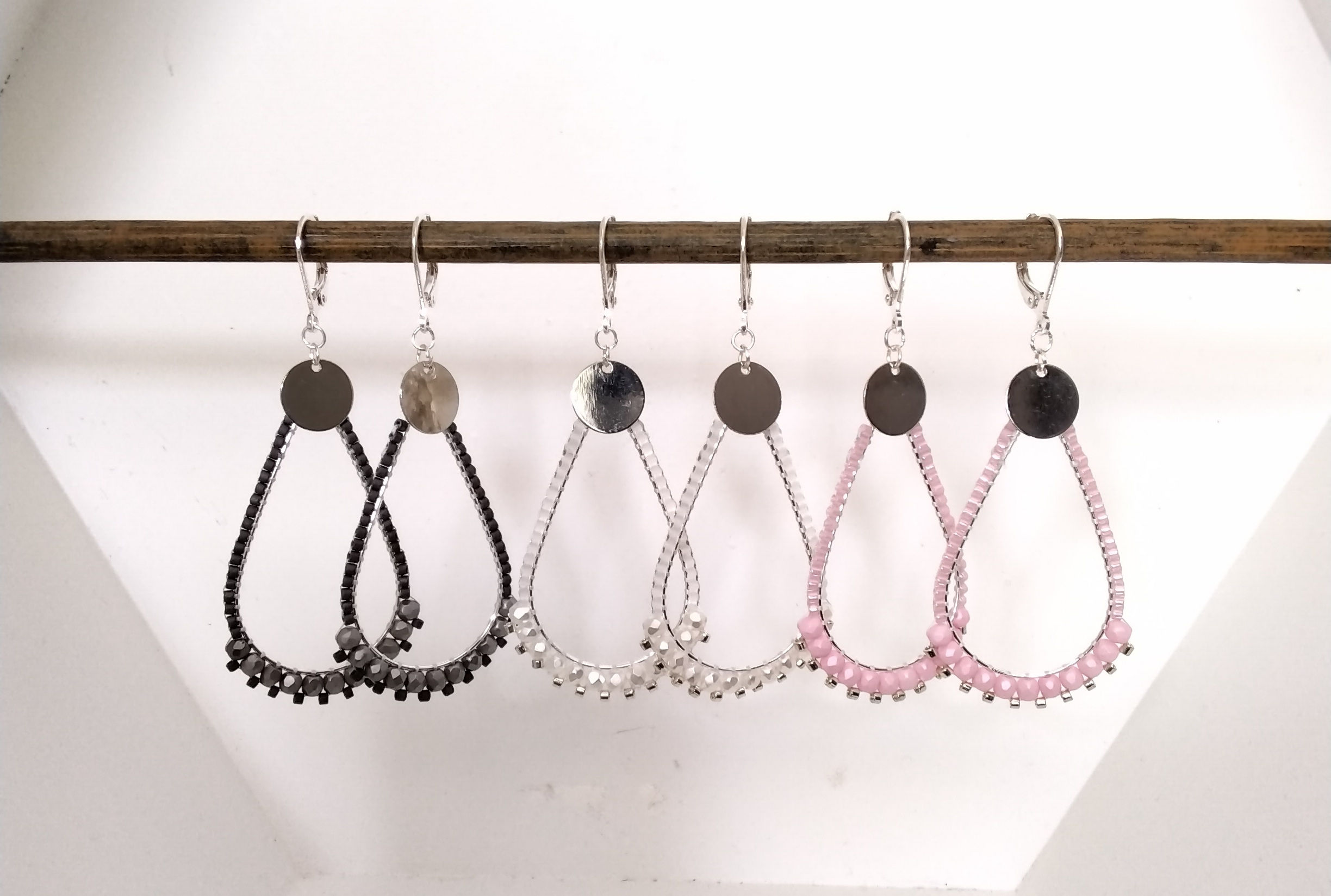 Dormeuses gouttes argentées tissées avec perles miyuki et facettes