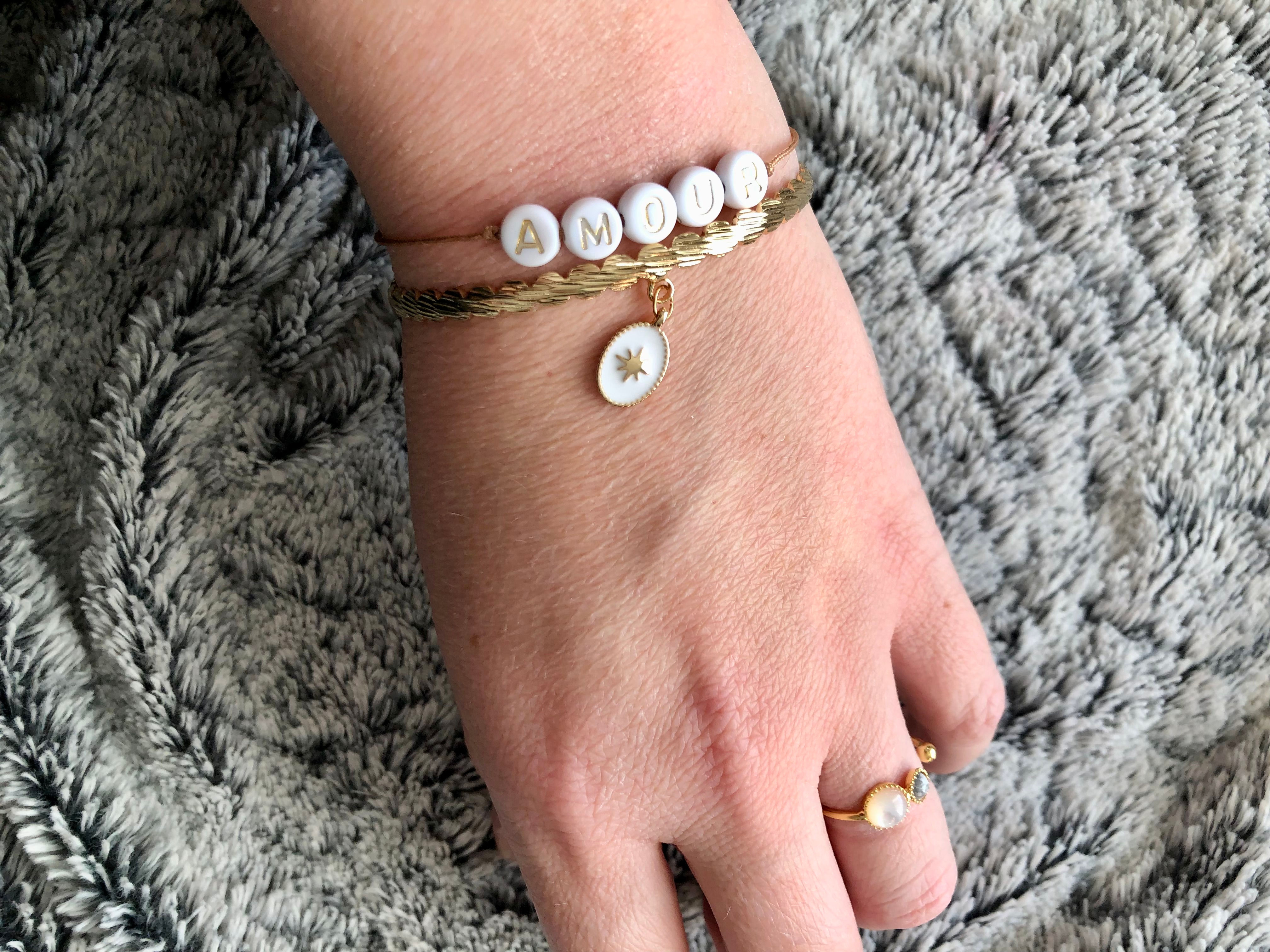 Bracelet jonc en métal doré et breloque médaille blanc