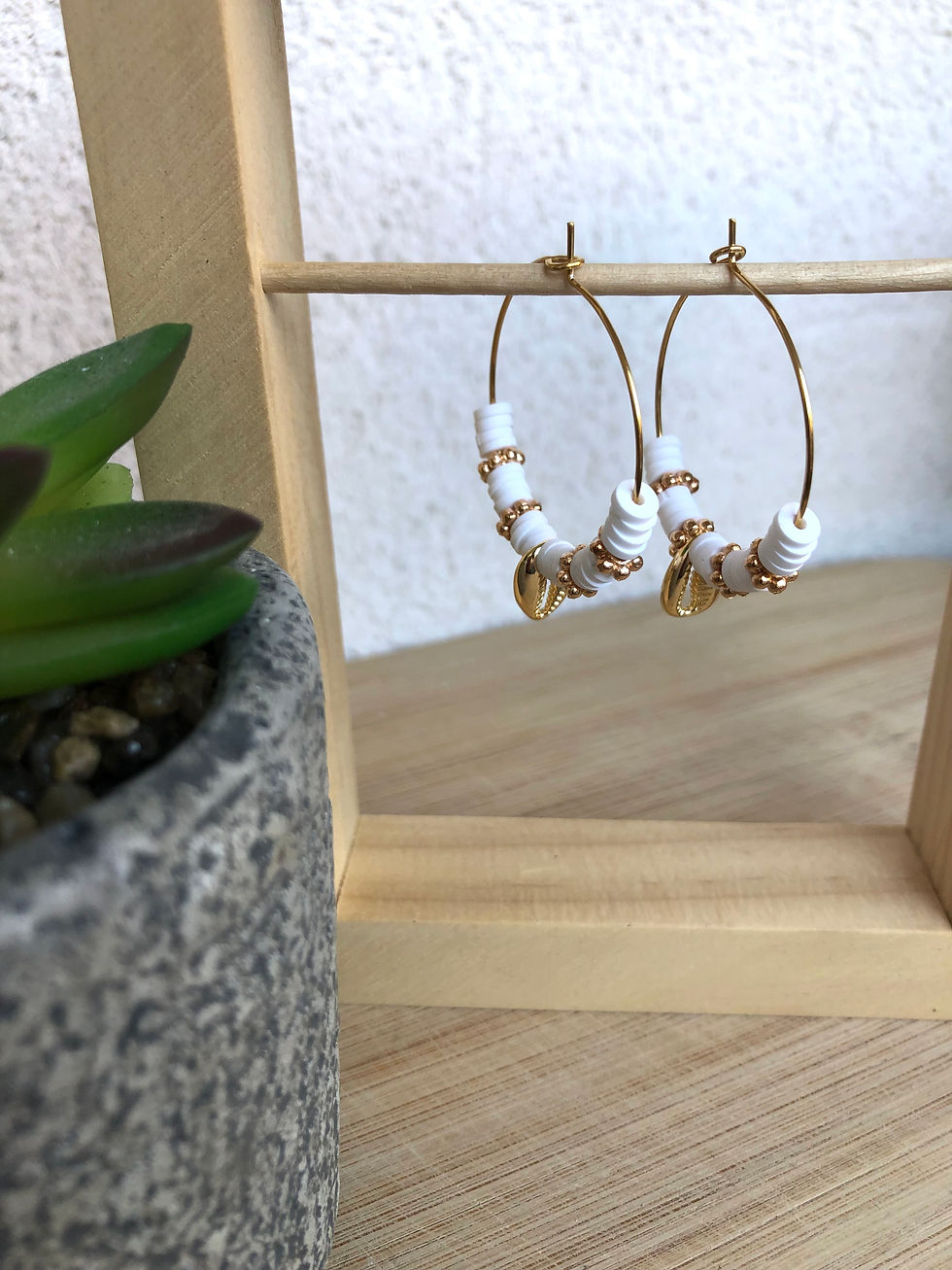 Miniature : Créoles dorées perles heishi et breloque coquillage doré
