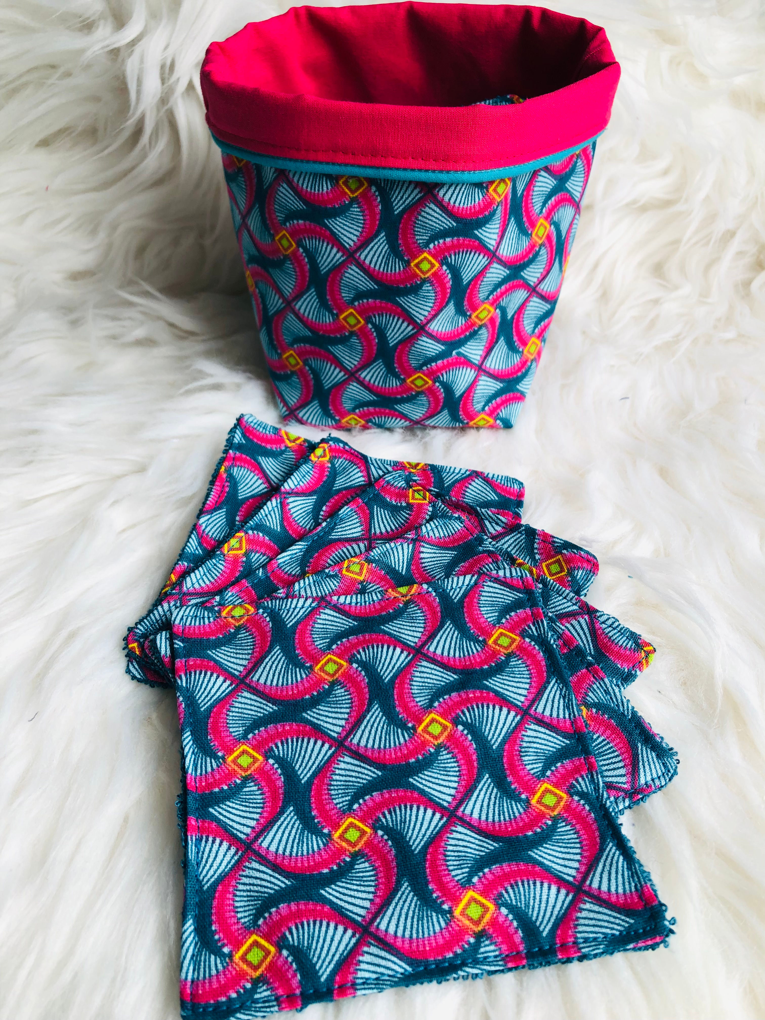 Panière et lingettes à motifs