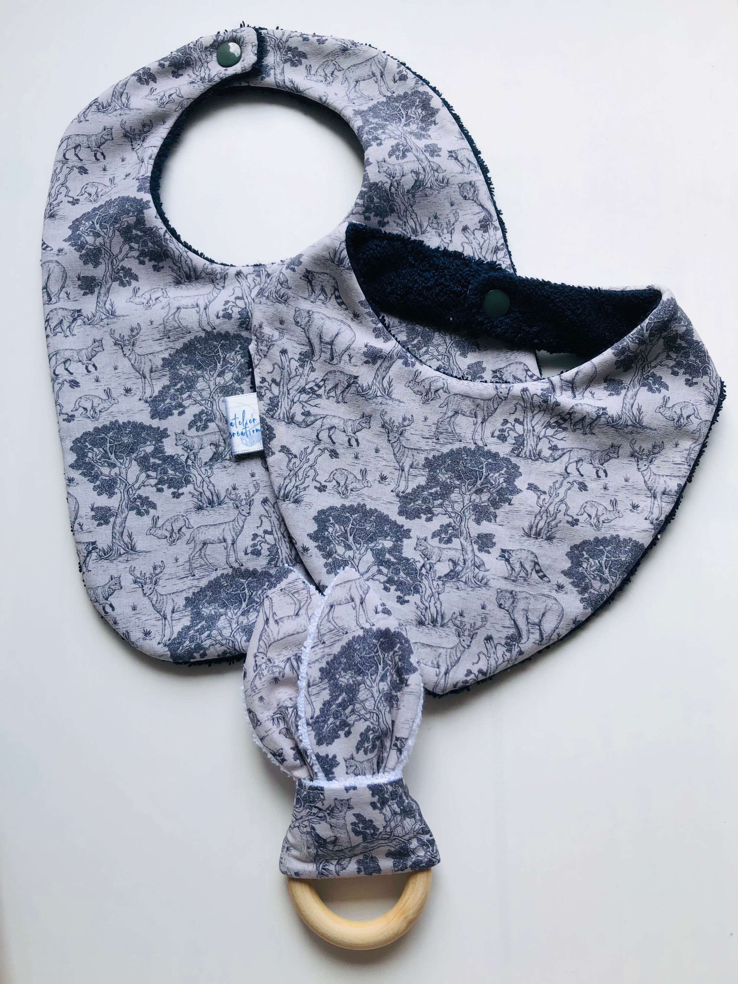 Coffret de naissance bavoir, bandana et anneau de dentition forêt