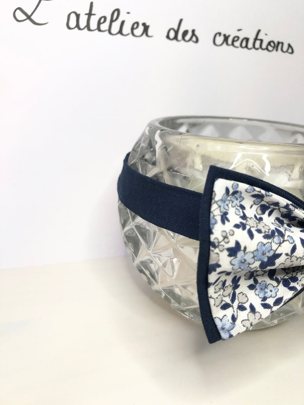 Miniature : Nœud papillon en coton fleuri bleu marine, blanc et gris