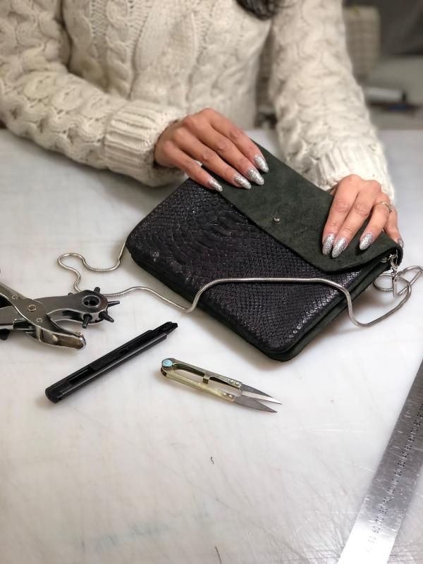 cross body tasje in een creatieve workshop