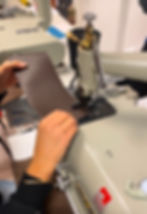 Leder bewerken met een professionele naaimachine