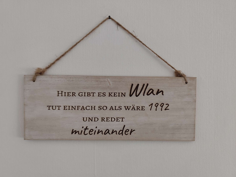 Holzbrett zum aufhängen mit Gravur