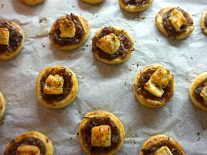 Košíčky s červenou cibulí a kozím sýrem