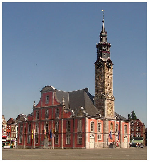 Stadhuis_met_haltoren,_Sint_Truiden.jpg