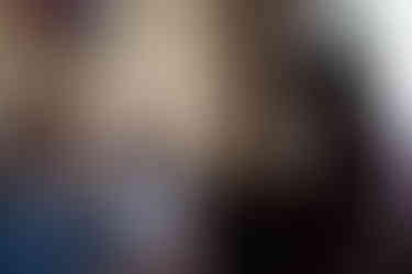 Two guests having a relaxed discussion at the event