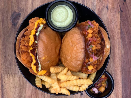 LAS DELICIAS BRONCEADAS QUE CAMBIARON LA EXPERIENCIA DE COMER POLLO, LLEGAN A BOGOTÁ.