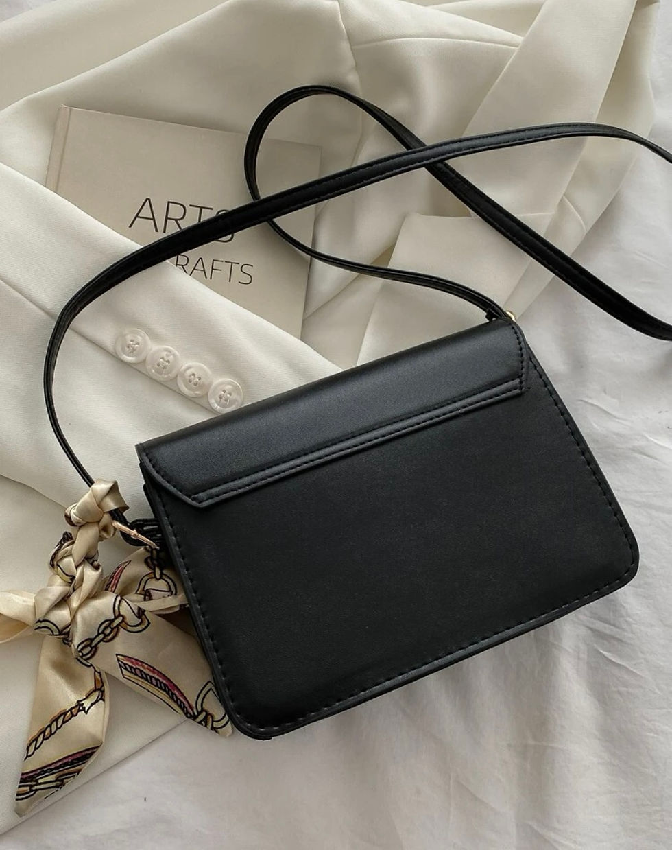 الصورة المصغرة: حقائب مربعه مزخرف بوشاح black