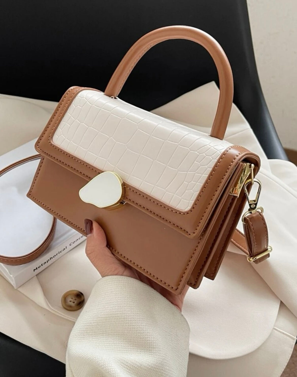 حقيبه مربعه الوان متباينه بنقش تمساح B2 