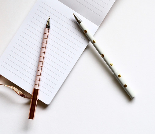 Notizbuch und Stifte