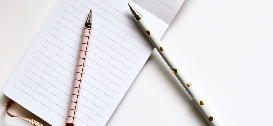 Deux stylos sur ordinateur portable