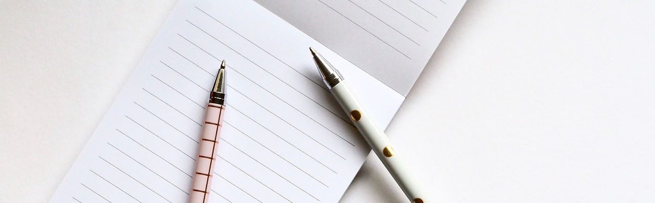 Zwei Stifte auf Notebook