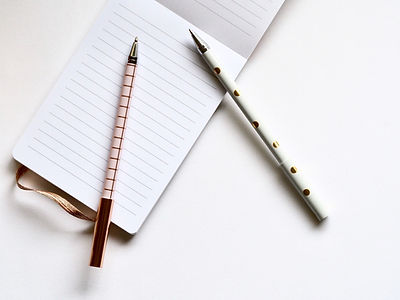 Deux stylos sur ordinateur portable